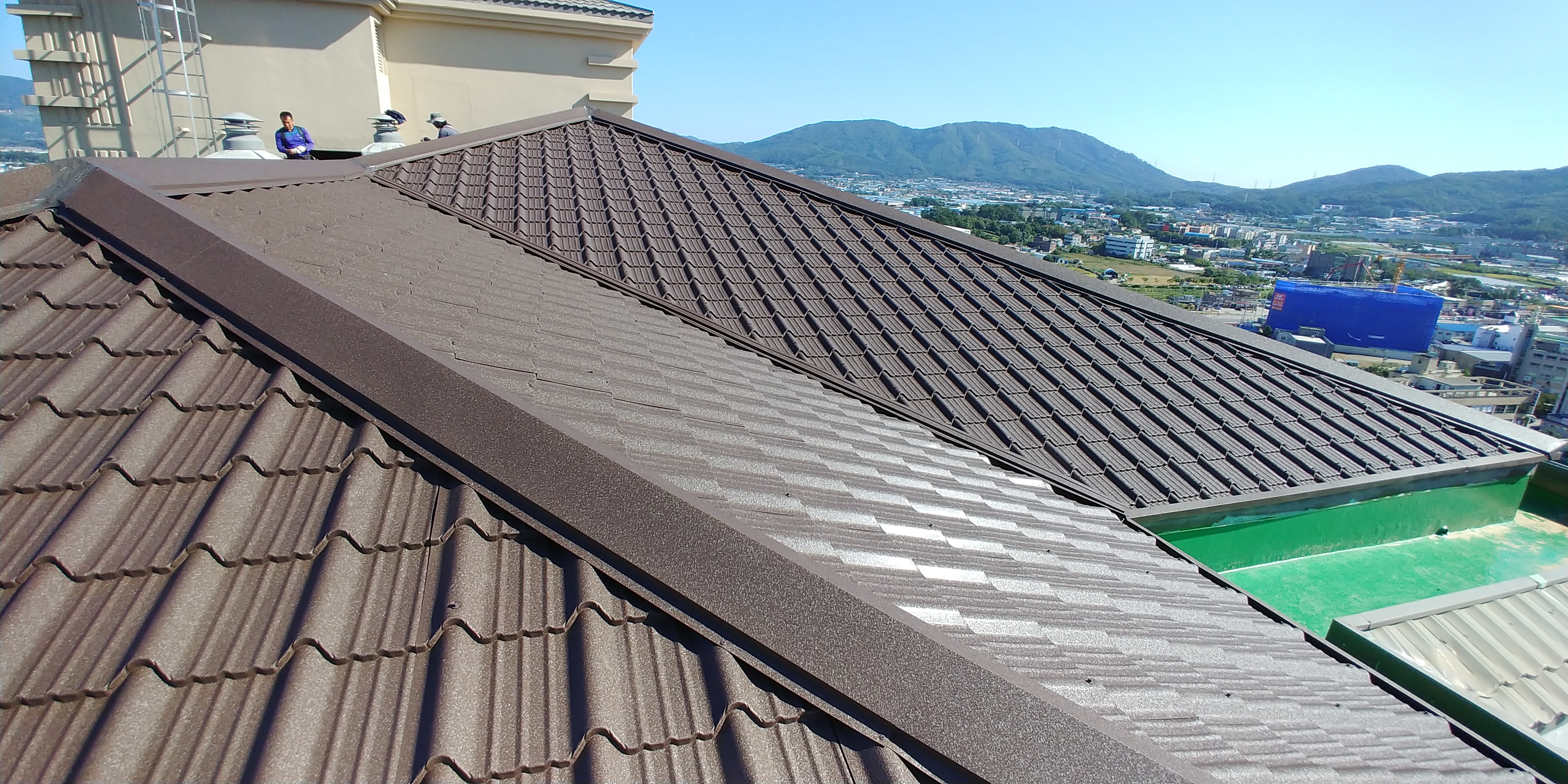 경기 북부 고층 아파트 옥상 브라운 기와형 칼라강판 경사지붕 시공 사례