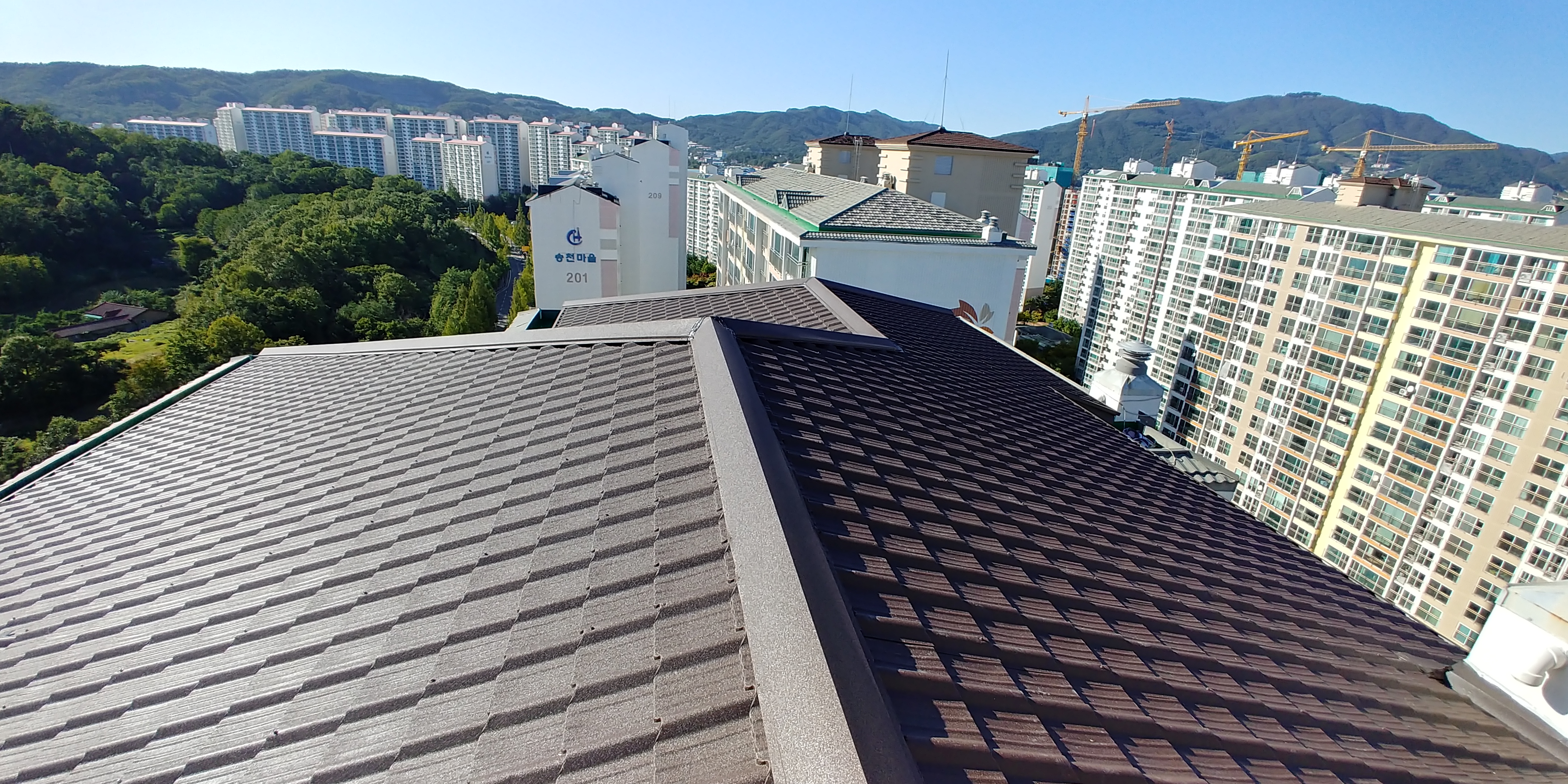 경기 북부 고층 아파트 옥상 브라운 기와형 칼라강판 다른 각도