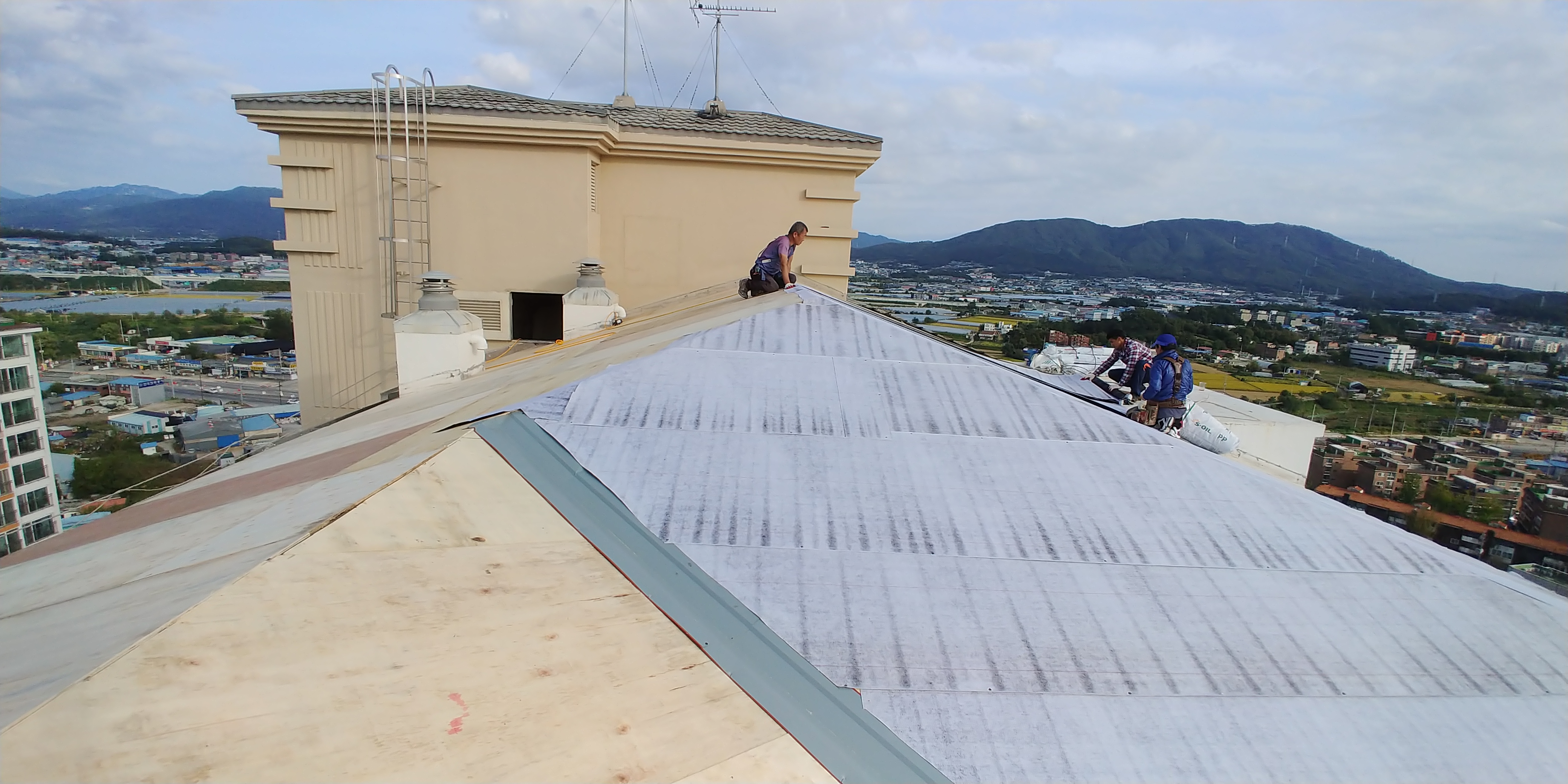 경기 북부 고층 아파트 옥상 경사지붕 하지 재시공 과정 — 방수시트 포설