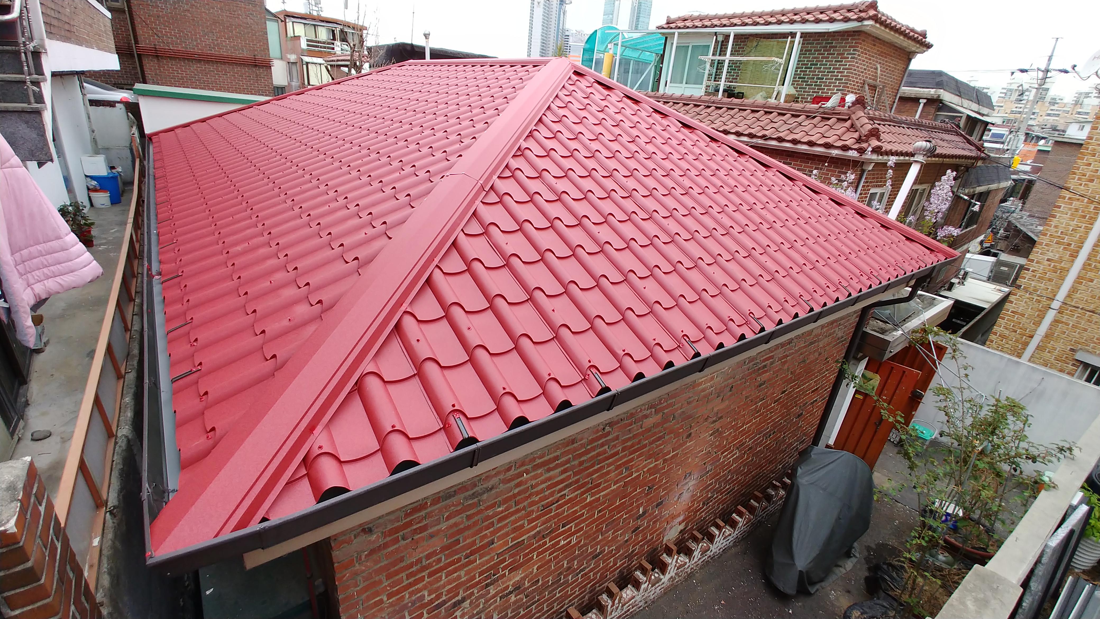 서울 은평구 단독주택 빨간 기와형 칼라강판 지붕 시공 사례