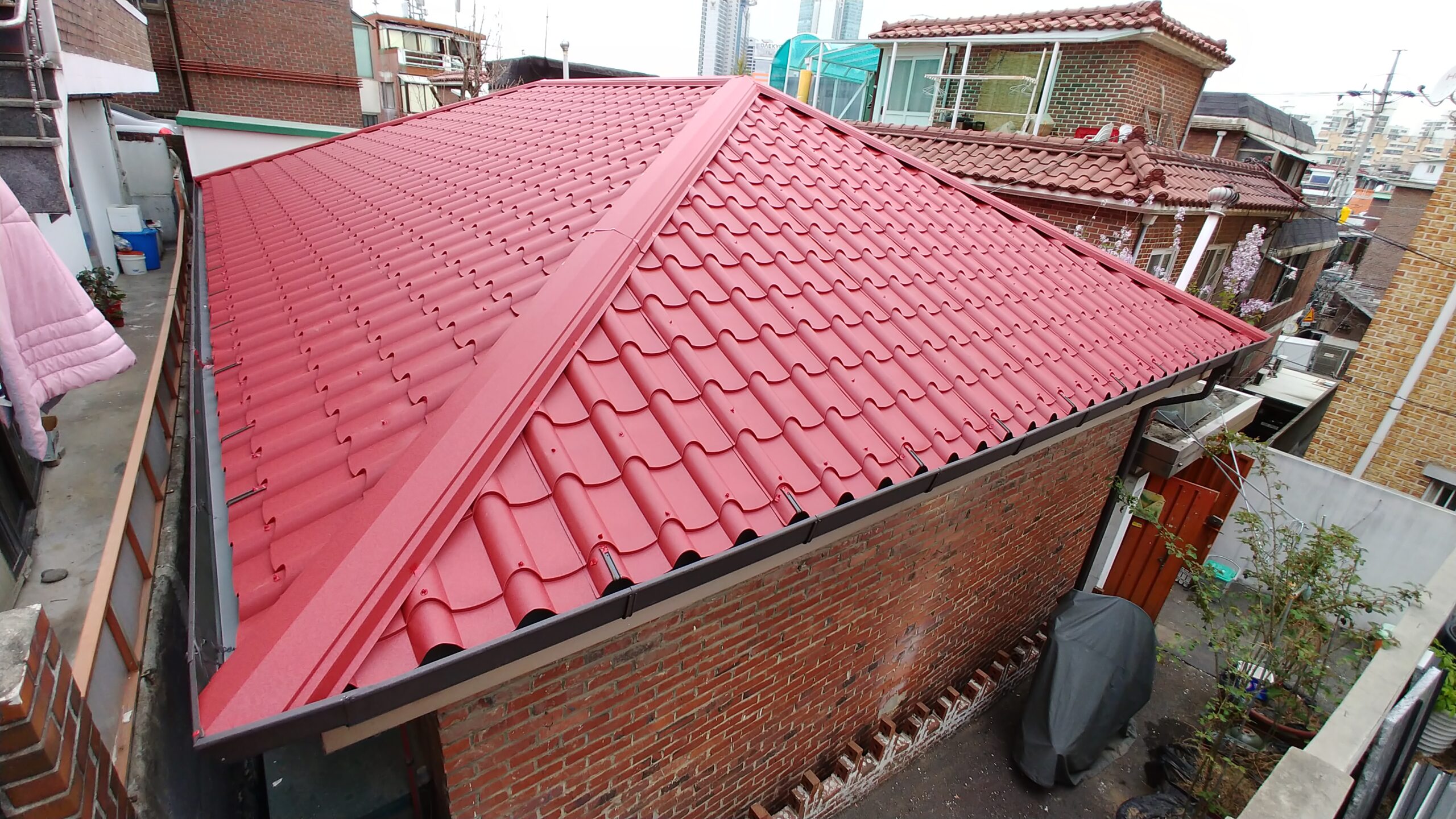 서울 은평구 단독주택 빨간 기와형 칼라강판 지붕 완공 후 전경