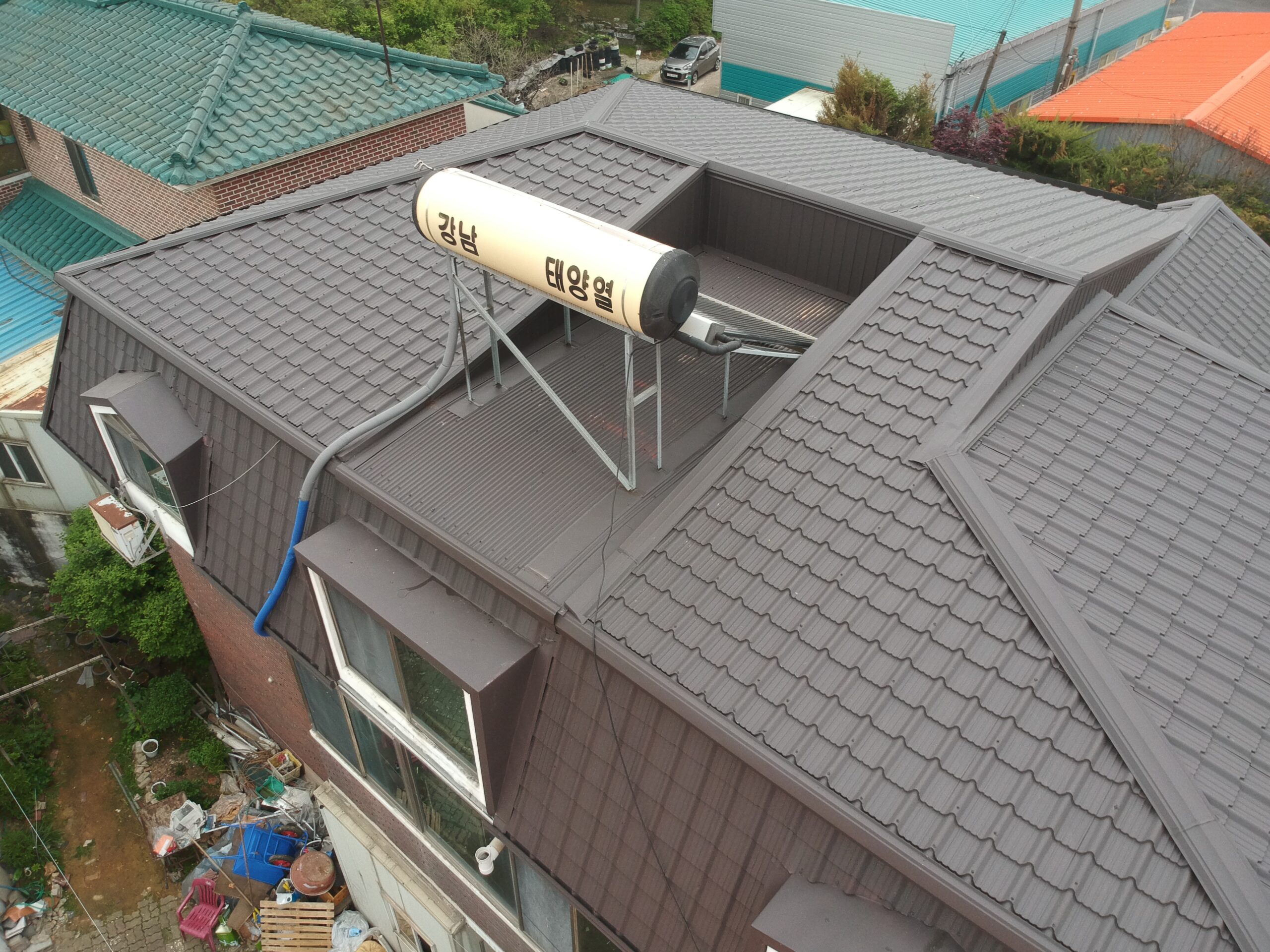 경기 고양시 일산서구 단독주택 다크그레이 기와형 칼라강판 지붕 완공 후 다각도 사진