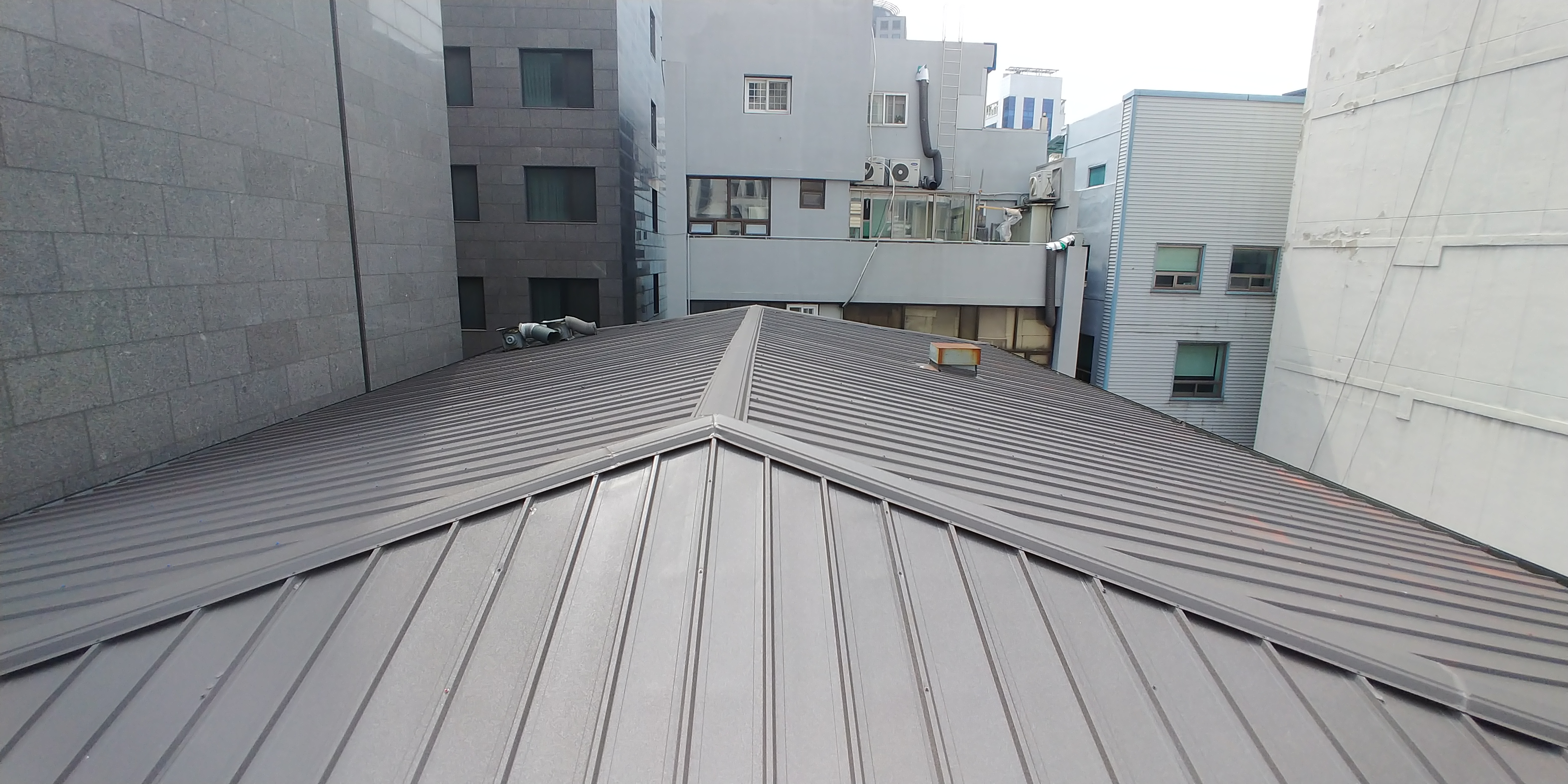서울 중구 저층 상가 실버그레이 돌출이음 칼라강판 옥상 지붕 공사 사례