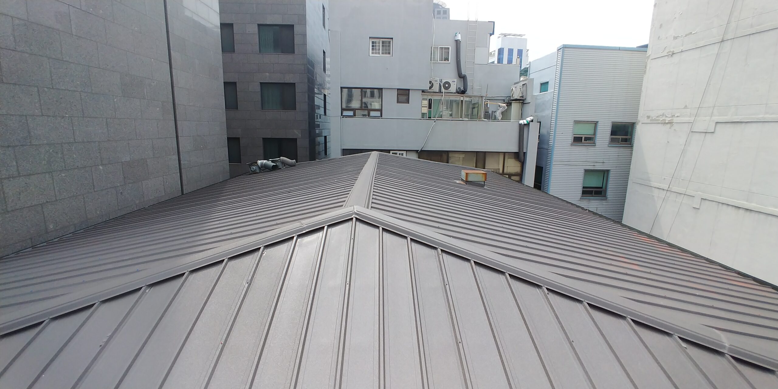 서울 중구 저층 상가 실버그레이 돌출이음 칼라강판 옥상 완공 후 전경